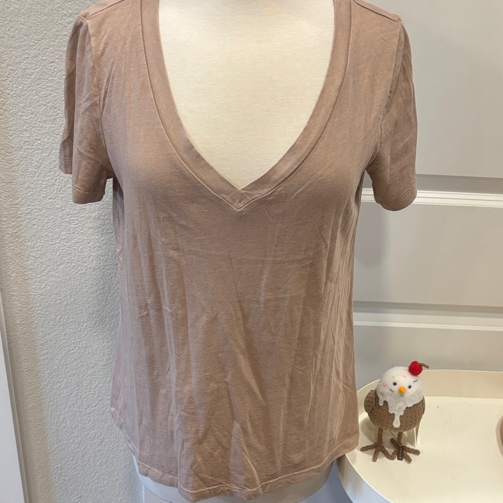GAP V-Neck Short Sleeve T-Shirt in Tan